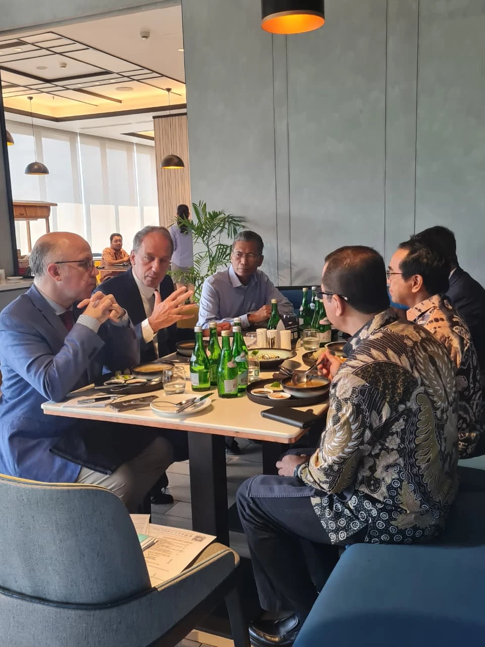Suasana hangat dan penuh semangat kolaborasi mewarnai pertemuan antara Duta Besar Fabien Penone untuk Indonesia dan Timor Leste bersama Rektor Universitas Hasanuddin, Prof. Dr. Ir. Jamaluddin Jompa, M.Sc., saat membahas penguatan diplomasi pendidikan, riset, budaya, dan inovasi global di Makassar, Kamis (14/5/2026). (Foto: Dok.Pribadi).